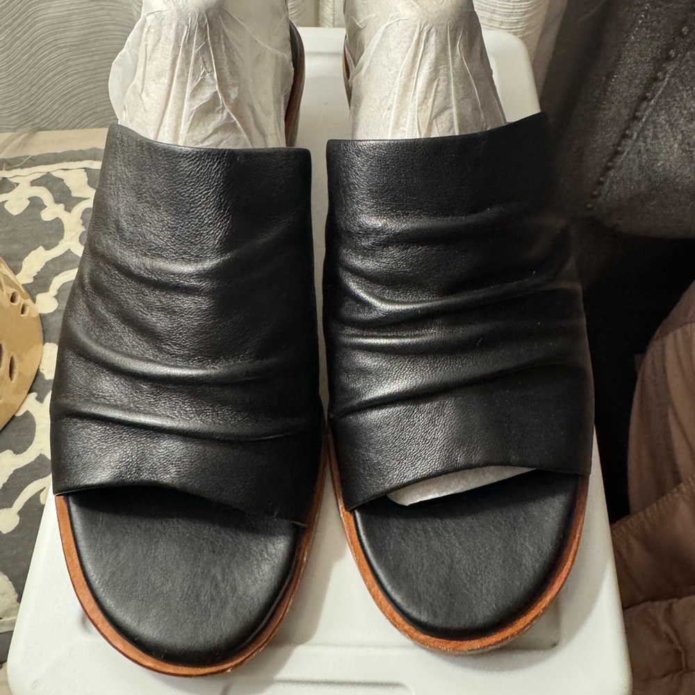 Sofft Black Leather Open-Toe Sandals/Mules size 10M